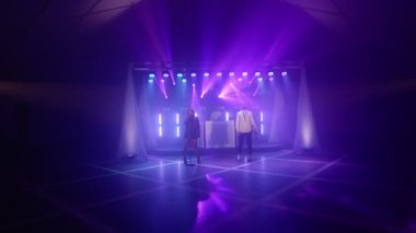 Müzik çalan üç kişilik müzik grubu, konser müzisyenlerinin ışık sahnesinde sahne alacaklar.