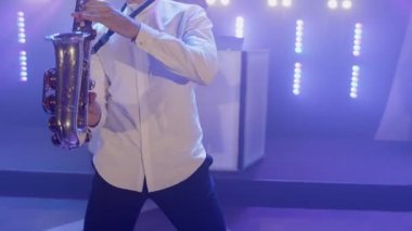 Şarkıcı kadın müzik grubu, saksafoncu, DJ şarkı söylüyor, sahnede şarkı söylüyor.