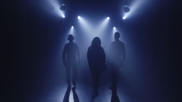 歌手歌手女孩、萨克斯演奏家萨克斯、戴耳机向前走的DJ的背光轮廓 — 图库视频影像