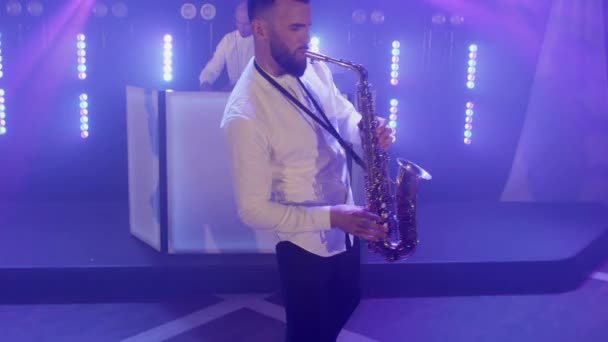 Muzikale band groep van zanger, saxofonist, DJ spelen lied, optreden op muzikant concertpodium — Stockvideo