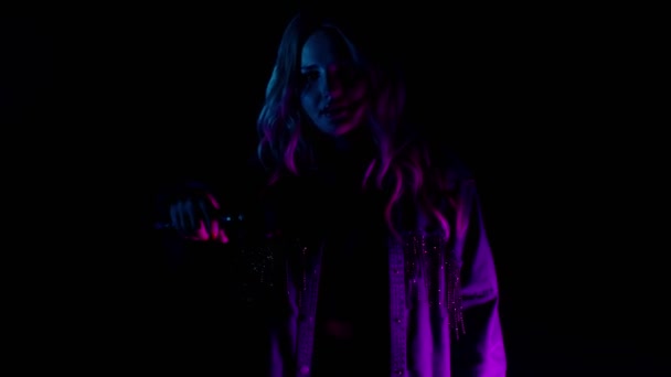 Live vocale uitvoering van zanger in duisternis, vocalist schattig meisje in neon licht dansen, zingen — Stockvideo
