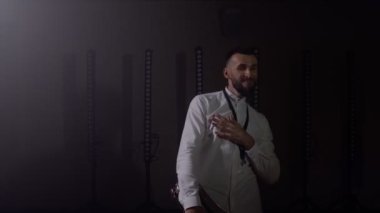 Saksafoncunun canlı performansı, saksafoncu adam, konser müzisyeninin sahnesinde ışıklarla dans ediyor.