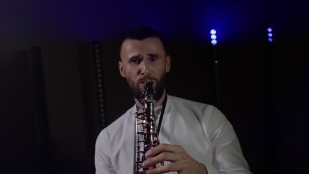 Живое выступление саксофониста с саксофоном, танцующего на концертной сцене музыканта со светом — стоковое видео