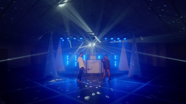 Zespół muzyczny trzech osób gra utwór muzyczny, występując na scenie koncertowej muzyk light — Wideo stockowe