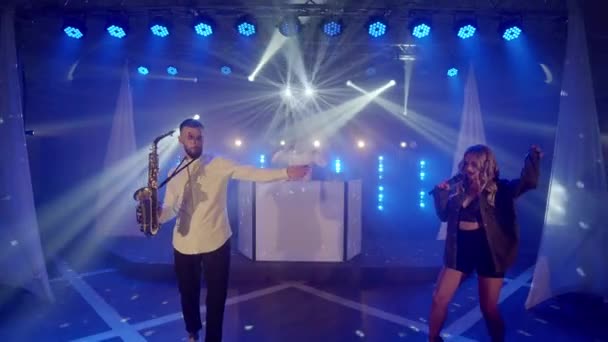 Musikgrupp band av sångerska kvinna, saxofonist, dj man spelar musik sång, uppträda på scenen — Stockvideo