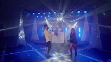 Vokalist, saksafoncu, DJ çalan, müzisyen konserinde şarkı söyleyen müzik grubu.