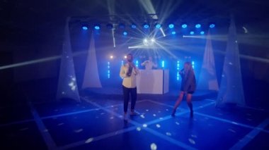 Müzik çalan üç kişilik müzik grubu, konser müzisyenlerinin ışık sahnesinde sahne alacaklar.