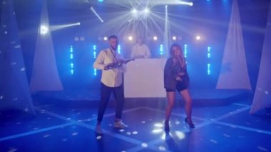 Müzik çalan üç kişilik müzik grubu, konser müzisyenlerinin ışık sahnesinde sahne alacaklar.