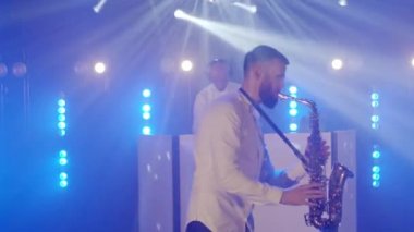 Vokalist, saksafoncu, DJ çalan, müzisyen konserinde şarkı söyleyen müzik grubu.