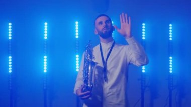 Saksafoncunun canlı performansı, saksafoncu adam, konser müzisyeninin sahnesinde ışıklarla dans ediyor.