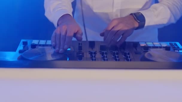 Live-DJ-Auftritt eines energiegeladenen Mannes mit Mischpult, der auf der Konzertbühne tanzt — Stockvideo