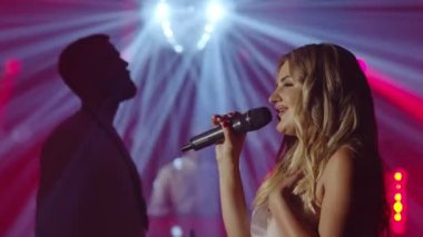Vokalist, saksafoncu, DJ çalan, müzisyen konserinde şarkı söyleyen müzik grubu.