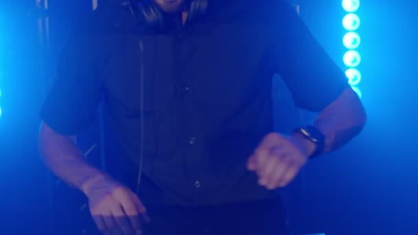 헤드폰을 끼고 파티 콘서트 음악가 무대에서 춤을 추는 활발 한 대머리의 라이브 DJ 공연 — 비디오