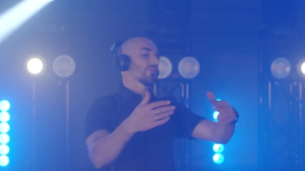 Live DJ vystoupení energického plešatého muže se sluchátky, tanec na party koncertní pódium — Stock video