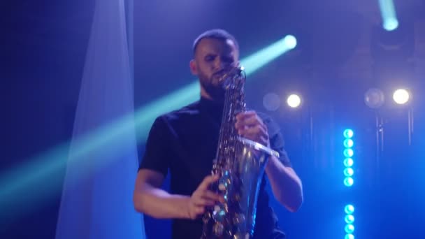Actuación en vivo del saxofonista hombre con saxofón, bailando en concierto músico escenario con luces — Vídeos de Stock
