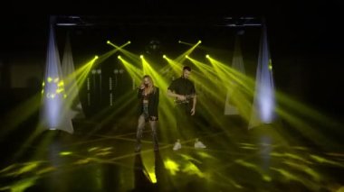 Şarkıcı kadın müzik grubu, saksafoncu saksafoncu adam müzik çalıyor, sahnede şarkı söylüyor.