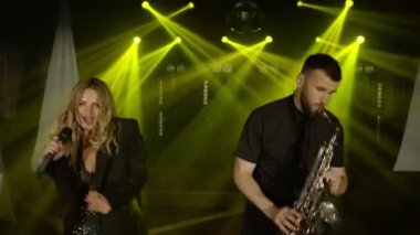 Müzik çalan iki kişiden oluşan bir müzik grubu, konser müzisyenlerinin ışık sahnesinde sahne alacaklar.