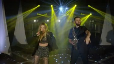 Vokalist müzik grubu, saksafoncu saksafon çalan, müzisyen konserinde şarkı söyleyen