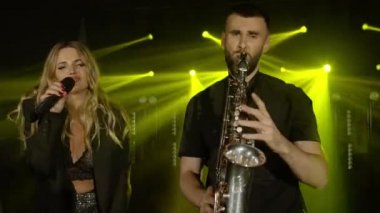 Müzik çalan iki kişiden oluşan bir müzik grubu, konser müzisyenlerinin ışık sahnesinde sahne alacaklar.