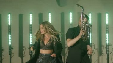 Vokalist müzik grubu, saksafoncu saksafon çalan, müzisyen konserinde şarkı söyleyen