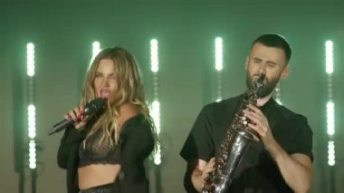 Vokalist müzik grubu, saksafoncu saksafon çalan, müzisyen konserinde şarkı söyleyen