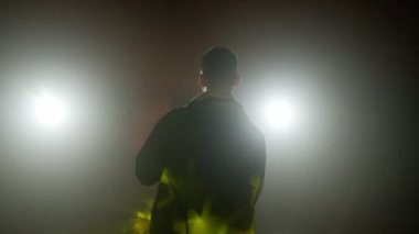 Saksafoncunun canlı performansı, saksafoncu adam, konser müzisyeninin sahnesinde ışıklarla dans ediyor.