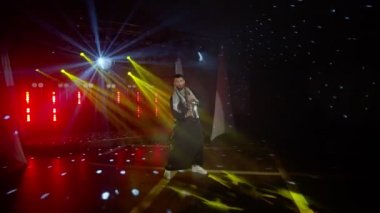 Saksafoncunun canlı performansı, saksafoncu adam, konser müzisyeninin sahnesinde ışıklarla dans ediyor.