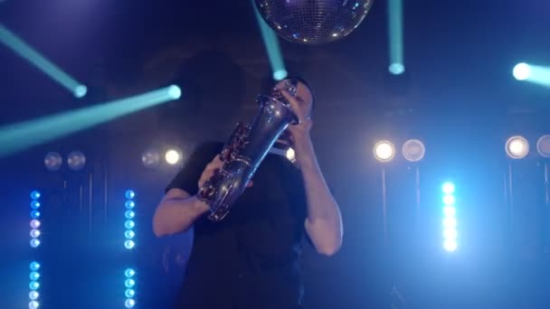 Live-Auftritt des Saxofonisten mit Saxophon, Tanz auf der Konzertbühne mit Lichtern — Stockvideo