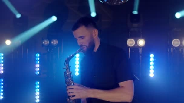 Live-Auftritt des Saxofonisten mit Saxophon, Tanz auf der Konzertbühne mit Lichtern — Stockvideo