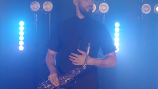 Live föreställning av saxofonist man med saxofon, dans på konsert musiker scen med ljus — Stockvideo