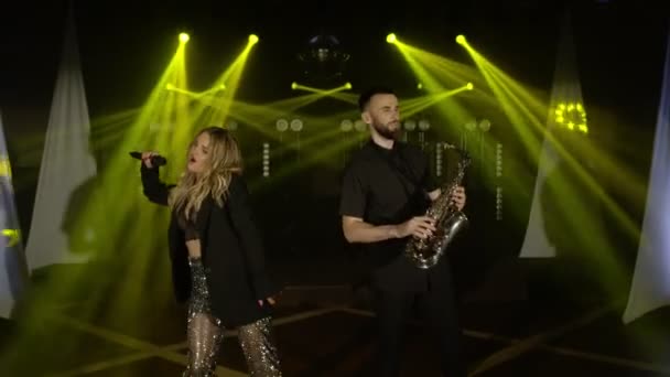 Musikband grupp av sångare, saxofonist sax spela sång, uppträda på musiker konsert scen — Stockvideo