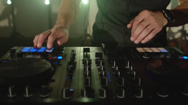 Performance de DJ ao vivo de homem enérgico com controlador mixer, dançando no palco do músico de concerto — Vídeo de Stock