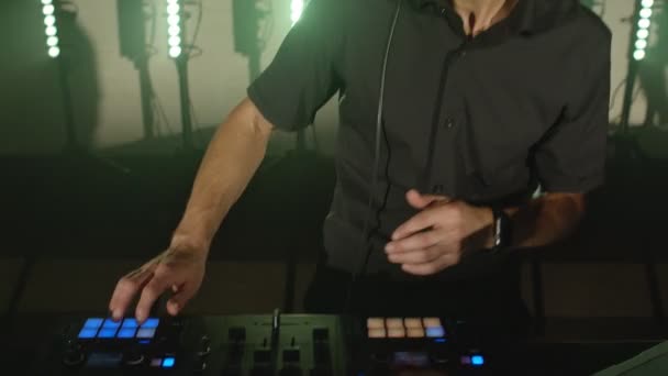 Live DJ uitvoering van energieke kale man met hoofdtelefoon, dansen op feestconcert muzikant podium — Stockvideo