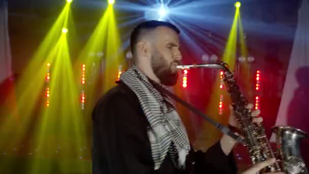 Live-Auftritt des Saxofonisten mit Saxophon, Tanz auf der Konzertbühne mit Lichtern — Stockvideo