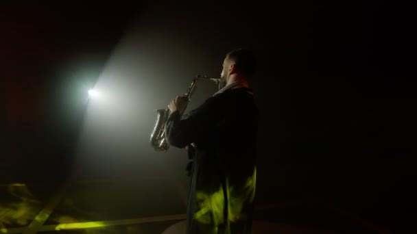 Live-Auftritt des Saxofonisten mit Saxophon, Tanz auf der Konzertbühne mit Lichtern — Stockvideo