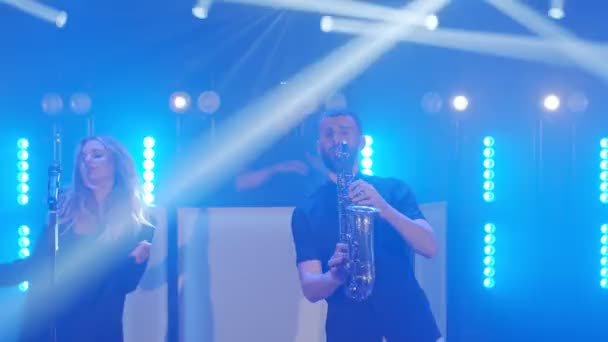 Trupă muzicală de vocalist, saxofonist, dj cântând, cântând pe scena concertelor muzicienilor — Videoclip de stoc