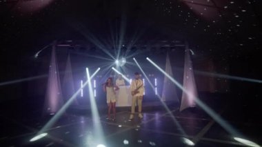 Müzik çalan üç kişilik müzik grubu, konser müzisyenlerinin ışık sahnesinde sahne alacaklar.