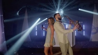 Müzik çalan üç kişilik müzik grubu, konser müzisyenlerinin ışık sahnesinde sahne alacaklar.