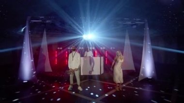 Müzik çalan üç kişilik müzik grubu, konser müzisyenlerinin ışık sahnesinde sahne alacaklar.