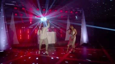 Vokalist, saksafoncu, DJ çalan, müzisyen konserinde şarkı söyleyen müzik grubu.