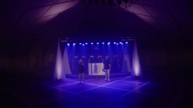 Müzik çalan üç kişilik müzik grubu, konser müzisyenlerinin ışık sahnesinde sahne alacaklar.