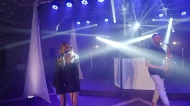 Vokalist, saksafoncu, DJ çalan, müzisyen konserinde şarkı söyleyen müzik grubu.