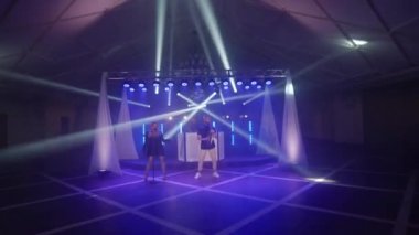 Müzik çalan üç kişilik müzik grubu, konser müzisyenlerinin ışık sahnesinde sahne alacaklar.