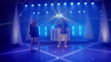 Vokalist, saksafoncu, DJ çalan, müzisyen konserinde şarkı söyleyen müzik grubu.