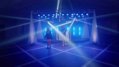 Müzik çalan üç kişilik müzik grubu, konser müzisyenlerinin ışık sahnesinde sahne alacaklar.