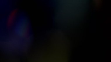 Işık sızıntısı 4K görüntüsü. Lens parlaklığı bokeh örtüleri, yanan alev arka planı. Flaş ışınları etkisi