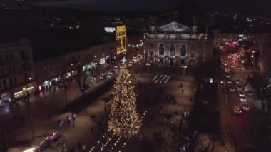 Noel ağacı ve panayır manzarası şehir Lviv 'de, Ukrayna Opera Binası yakınında, yeni yıl tatili