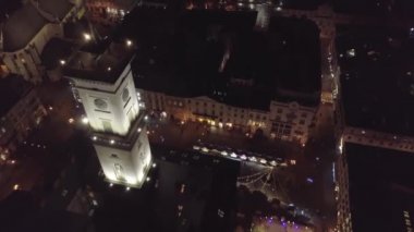 Lviv şehrinin Arial manzarası, Ukrayna Rynok meydanı, Noel panayırı, insanlar buz pateni pistinde kayıyor.