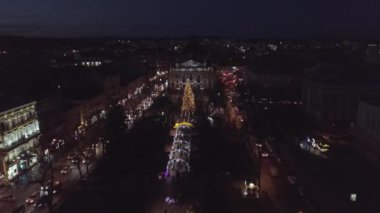 Opera binası yakınlarındaki Lviv Noel ağacının Arial manzarası, festival ışıkları, ve kış gecelerinde adil pazar