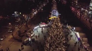Opera binası yakınlarındaki Lviv Noel ağacının Arial manzarası, festival ışıkları, ve kış gecelerinde adil pazar